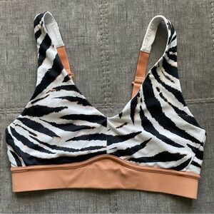Fabletics sports bra zebra print with gold/brown
Size medium